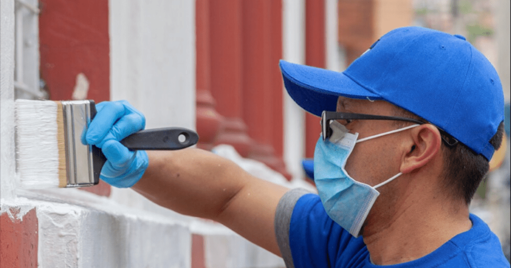 Imagen de personas pintando un mural 