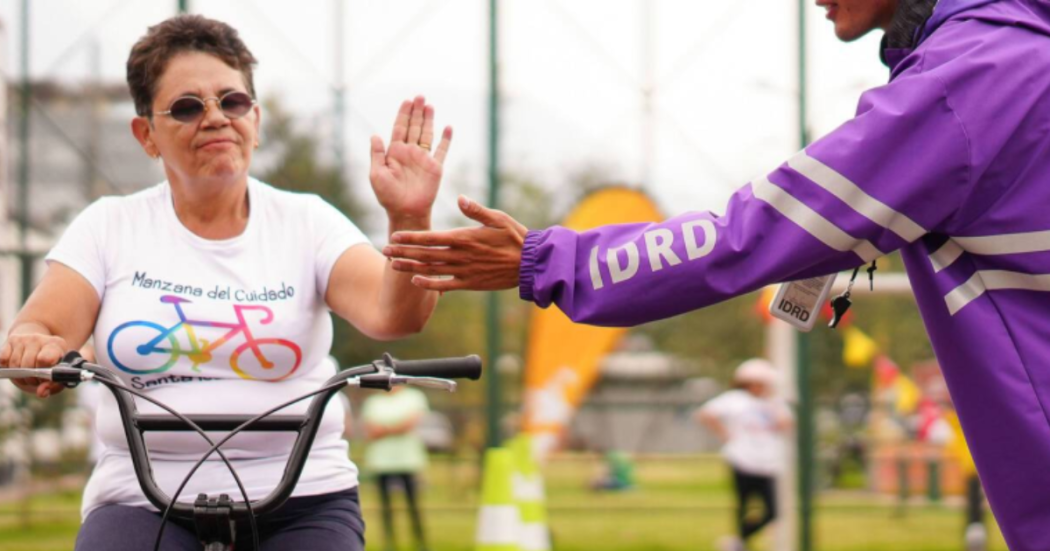Imagen de adulto mayor en la bicicleta