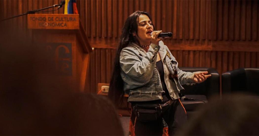 En a foto una señora hablando con un micrófono en un evento en Bogot´