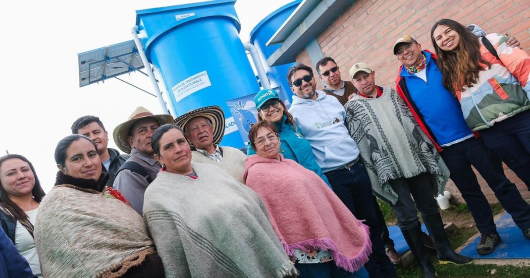 Foto que muestra personas reunidas 