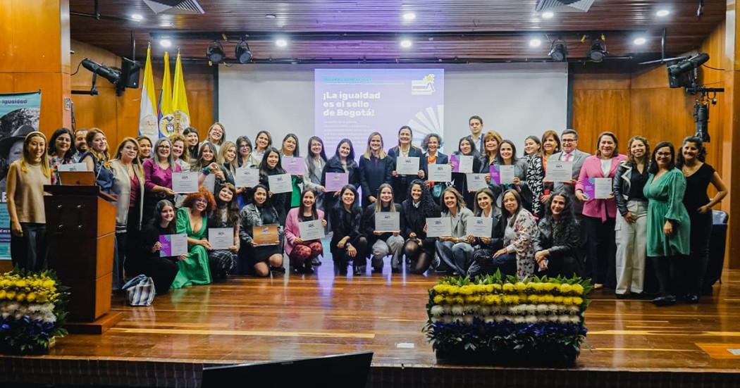 En la foto el grupo de muejres que recibieron este sello