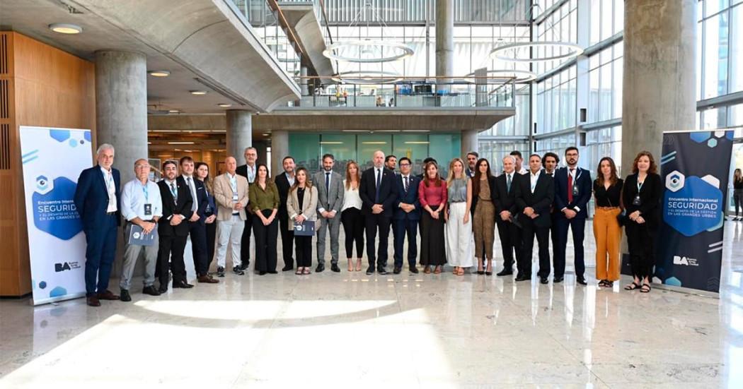 En la foto varios asistentes el encuentro de seguridad en Bogotá