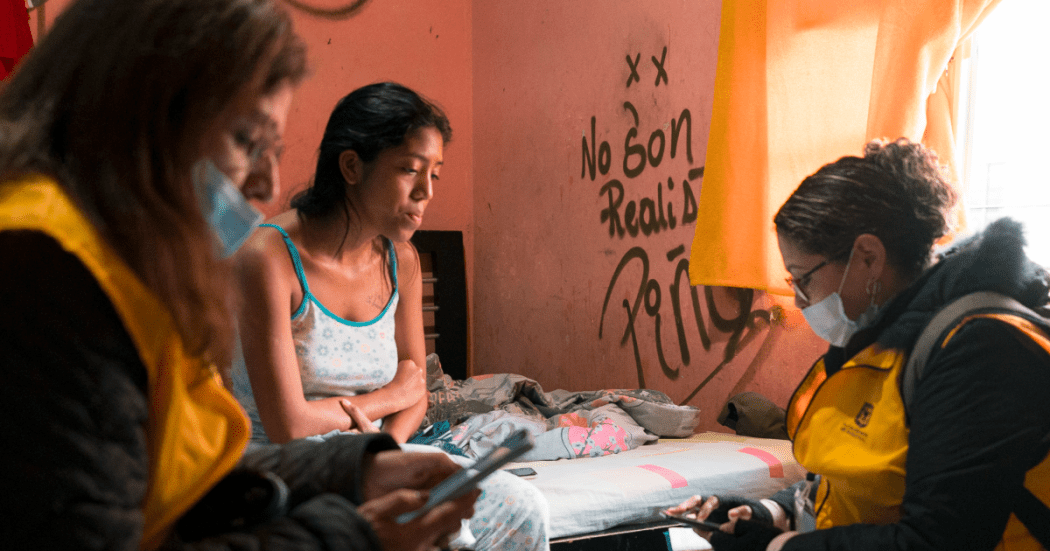 Imagen de una mujer que vive en pagadiario siendo atendida por gestoras sociales del Distrito