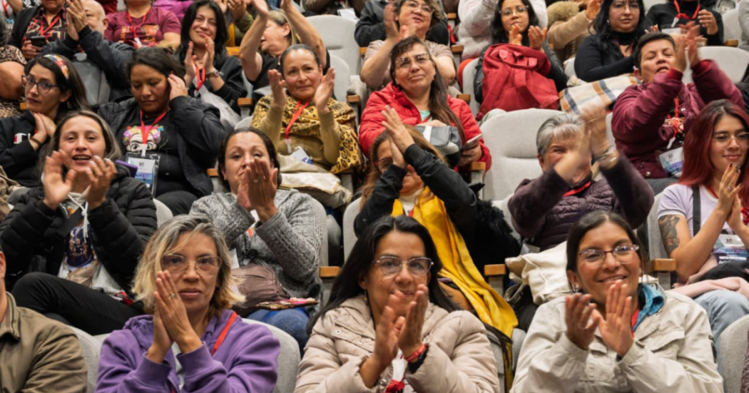 Imagen de varias mujeres aplaudiendo durante el evento