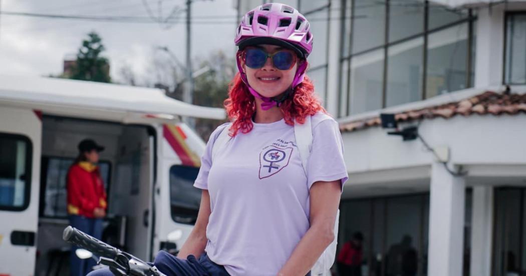 En la foto una mujer sonriendo 