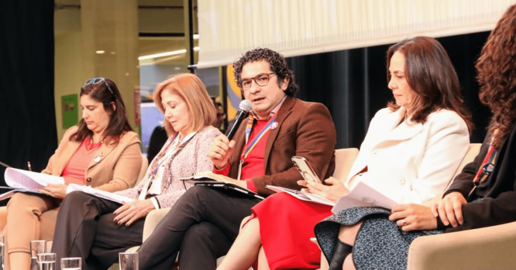 Imagen de Roberto Angulo, secretario de Integración Social, hablando acompañado de varias mujeres