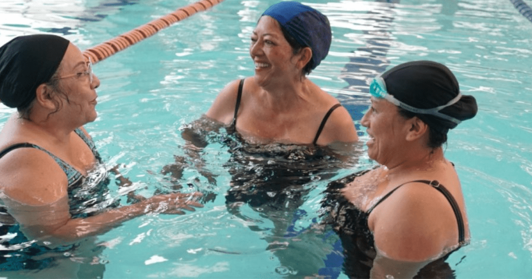 En la foto tres mujeres en natación en Bogotá