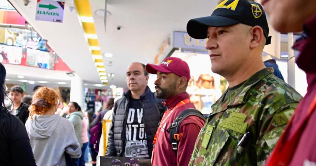 En la foto autoridades haciendo operativos de seguridad en San Victorino 