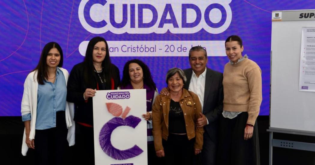 Seis personas en la inaguración de la Manzana del Cuidado