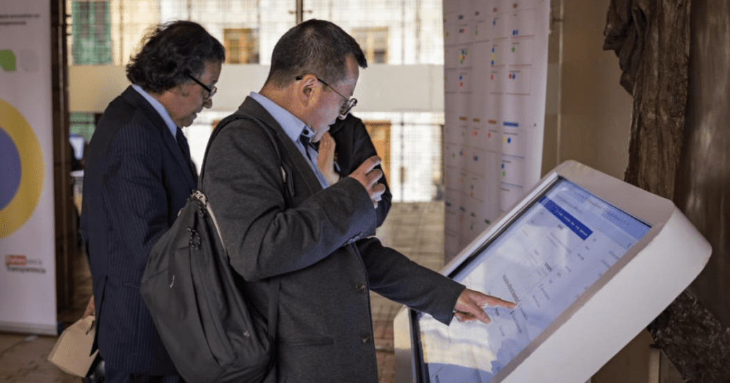 Ciudadano consulta la herramienta en una pantalla interactiva