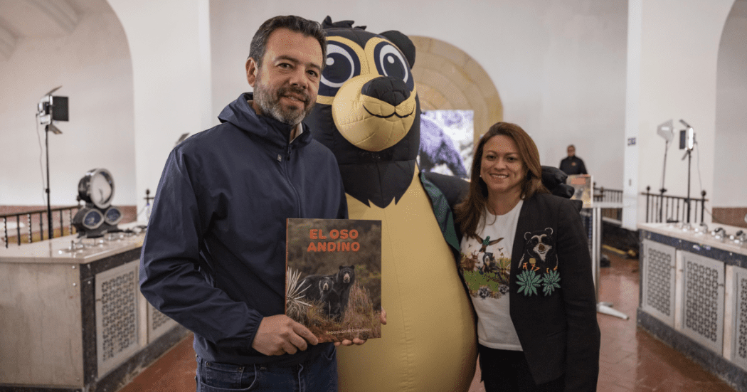Imagen del alcalde Galán con el libro de El Oso Andino