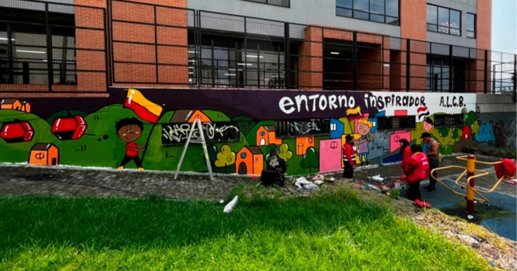 Foto de un mural y de un espacio que fue embellecido y recuperado