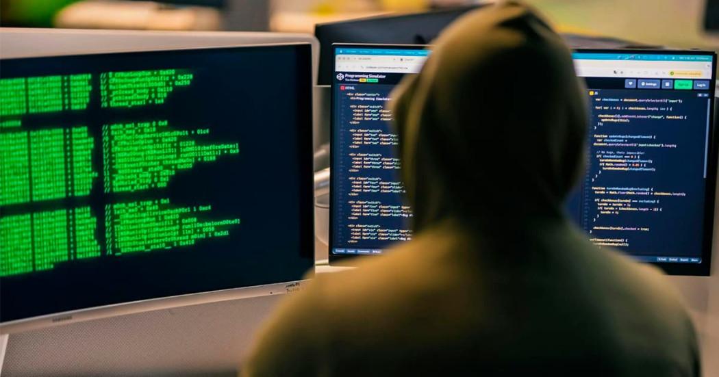 En la foto un hombre con capucha