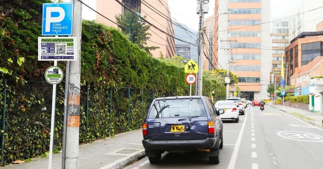 Foto de un carro en una Zona de Parqueo Pago.
