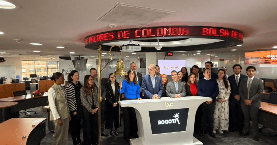 Foto de funcionarios del Distrito y actores del mercado que celebran en la Bolsa de Valores de Colombia el regreso de Bogotá al mercado local de bonos.