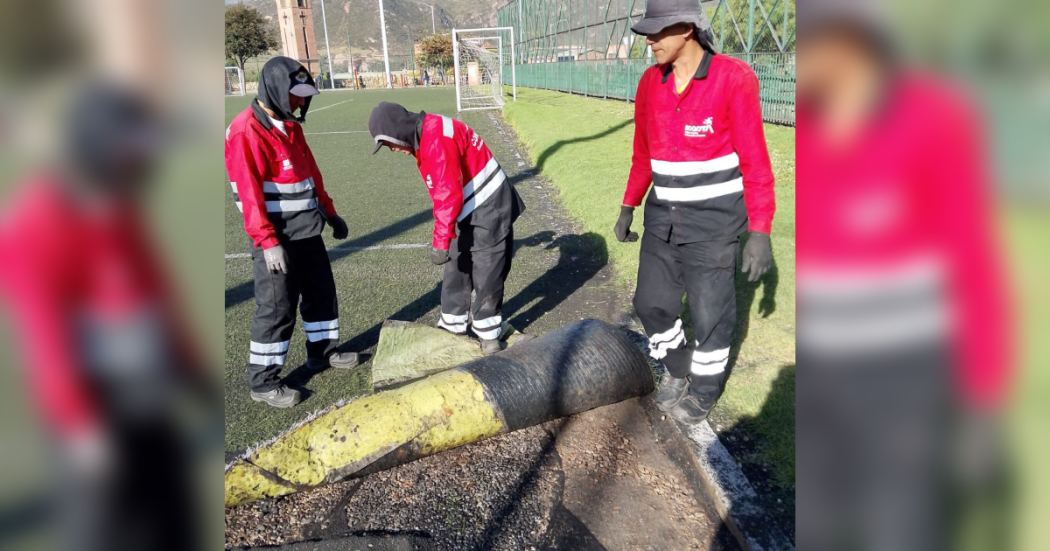 Imagen del levantamiento de la grama de la cancha sintética