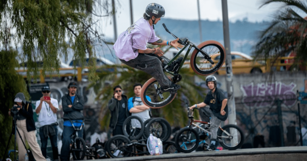 Imagen de un deportista saltando en la pista de BMX