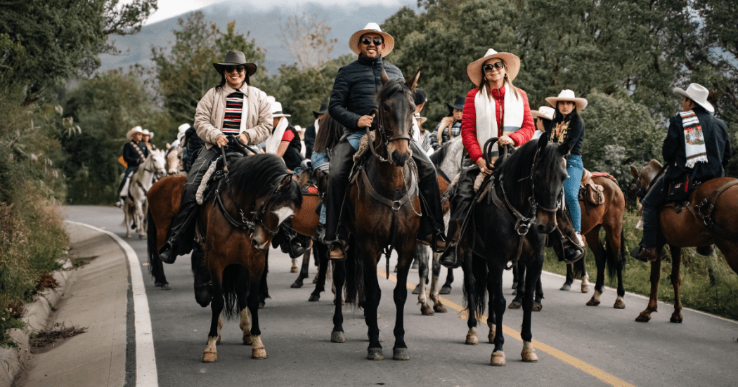Imagen de varias personas en una cabalgata en Sumapaz