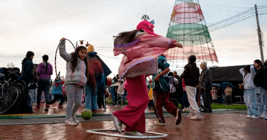 Imagen de un Grupo de artistas en escena en un parque