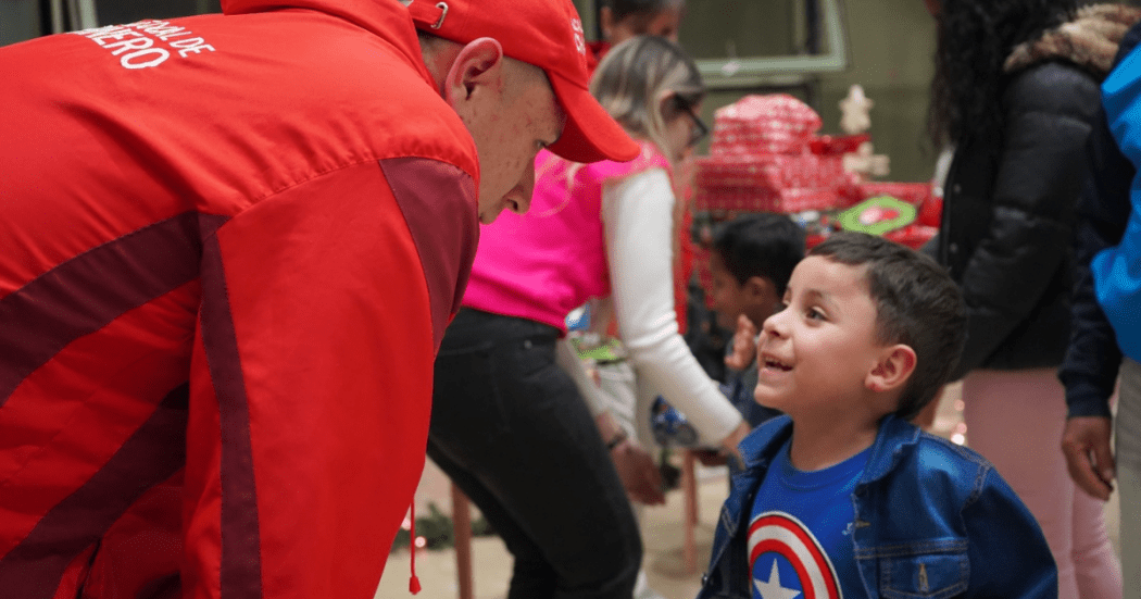 Foto de un funcionario hablando con un niño 