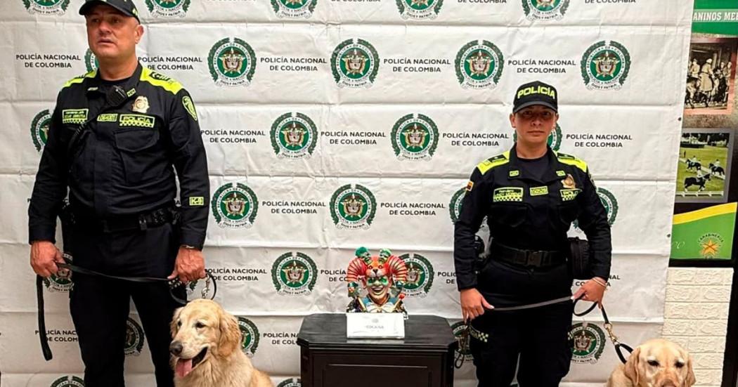En la foto dos policías con dos caninos y la droga incautada
