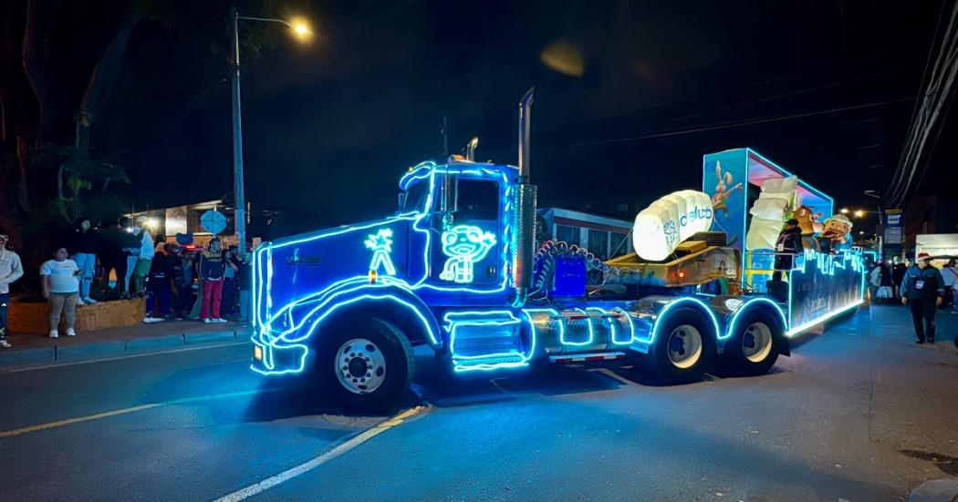 Foto que muestra un carro de la caravana del Acueducto decorado con luces