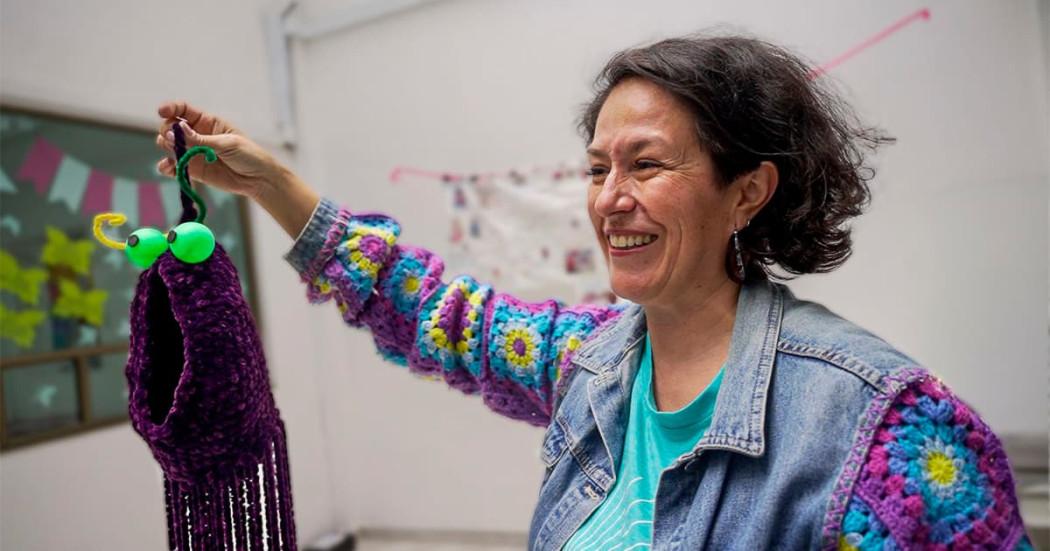 En la foto una señora en una exposición 