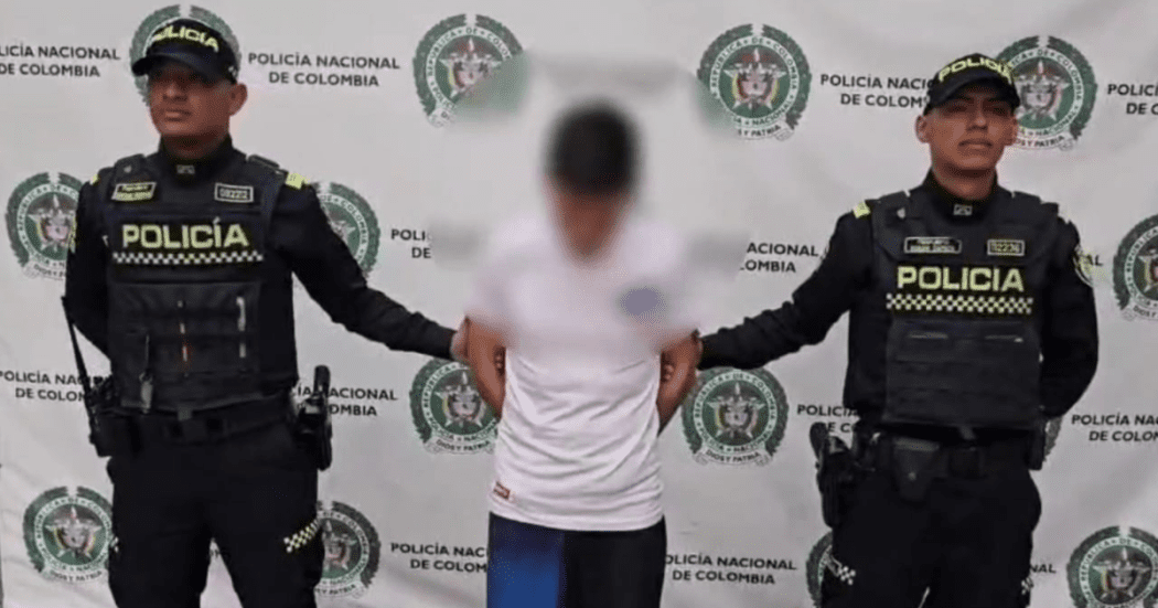 Imagen del capturado junto a dos policías