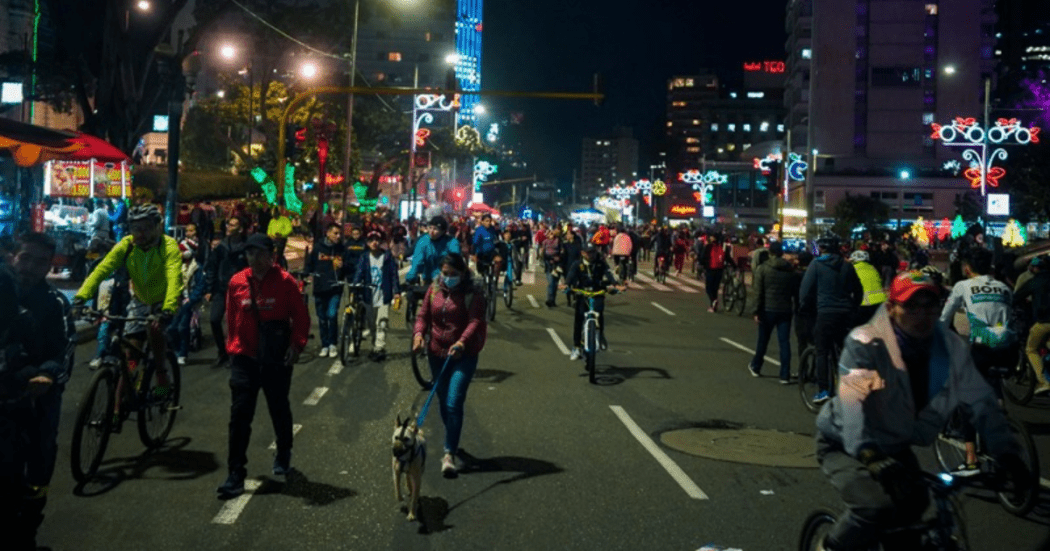 Imagen de ciudadans en la ciclovía nocturna