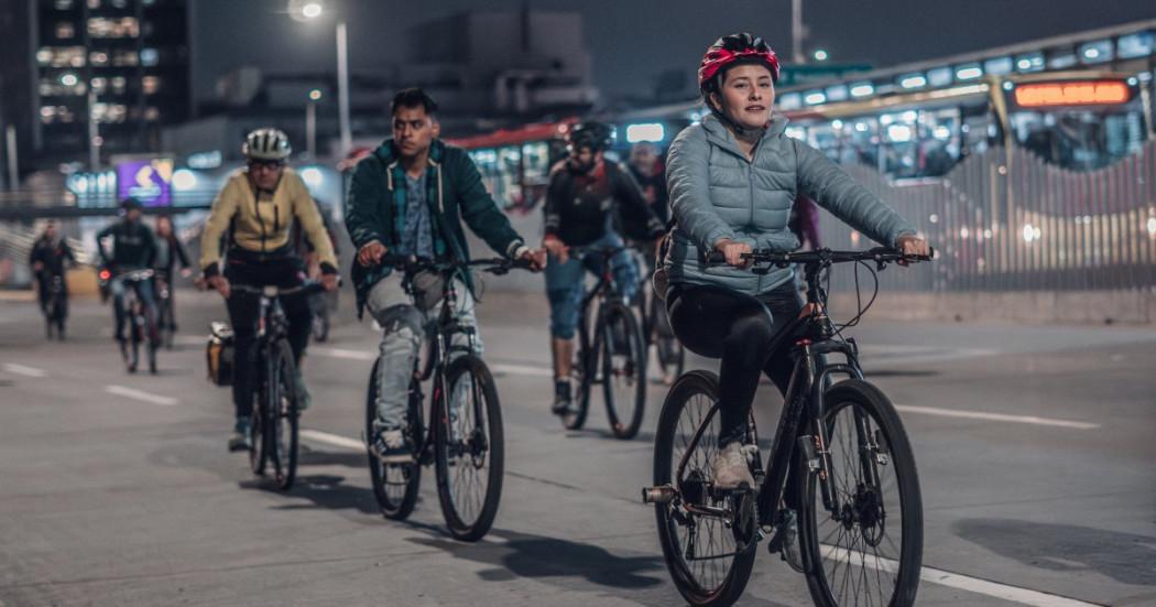Foto que muestra personas montando bicicleta