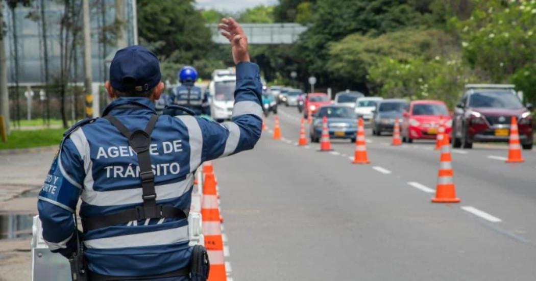 Foto de un agente de tránsito en una vía de Bogotá