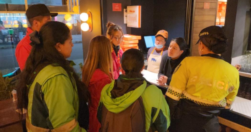 Foto que muestra personas hablando