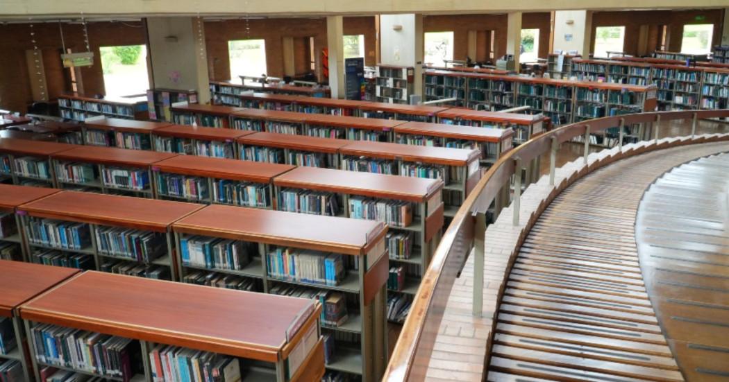 Foto de una biblioteca de Bogotá