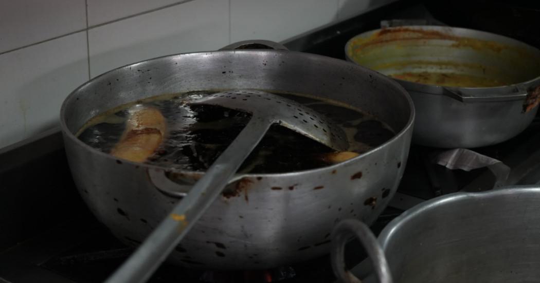 Foto que muestra una olla llena de aceite 