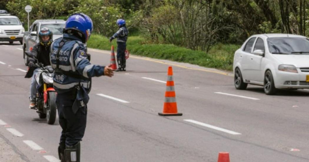Foto de agentes de tránsito en una vía de Bogotá