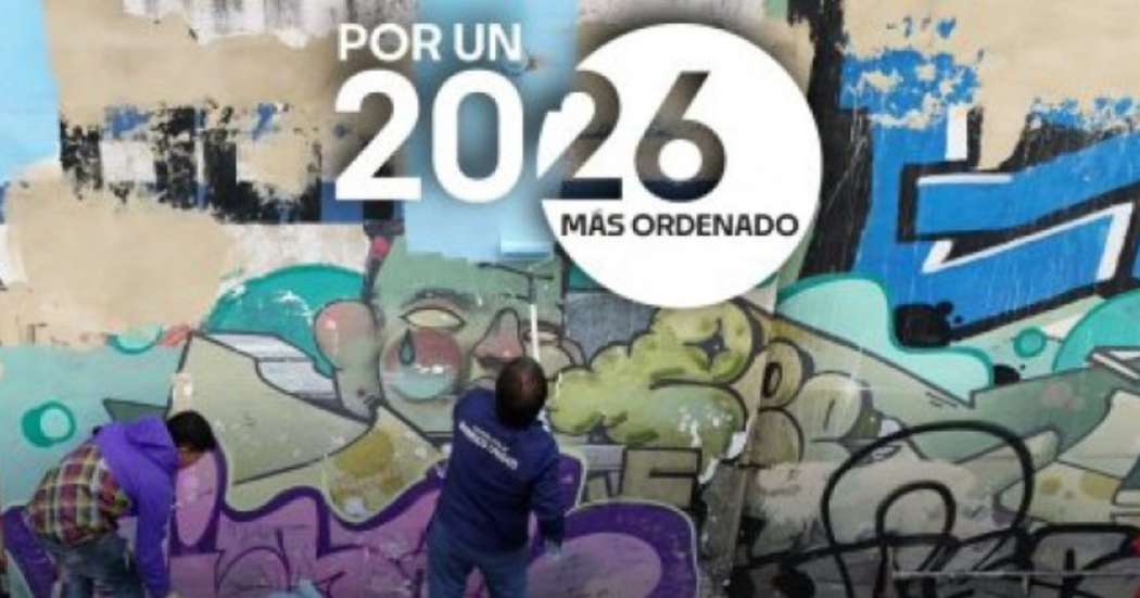 Imagen de un ciudadano pintando un muro.