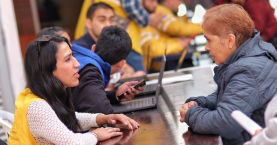 Imagen de una funcionaria de Integración Social atendiendo a una persona.