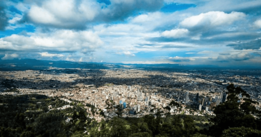 Panorámica de Bogotá en la que se ve un día resplandeciente con el cielo despejado.