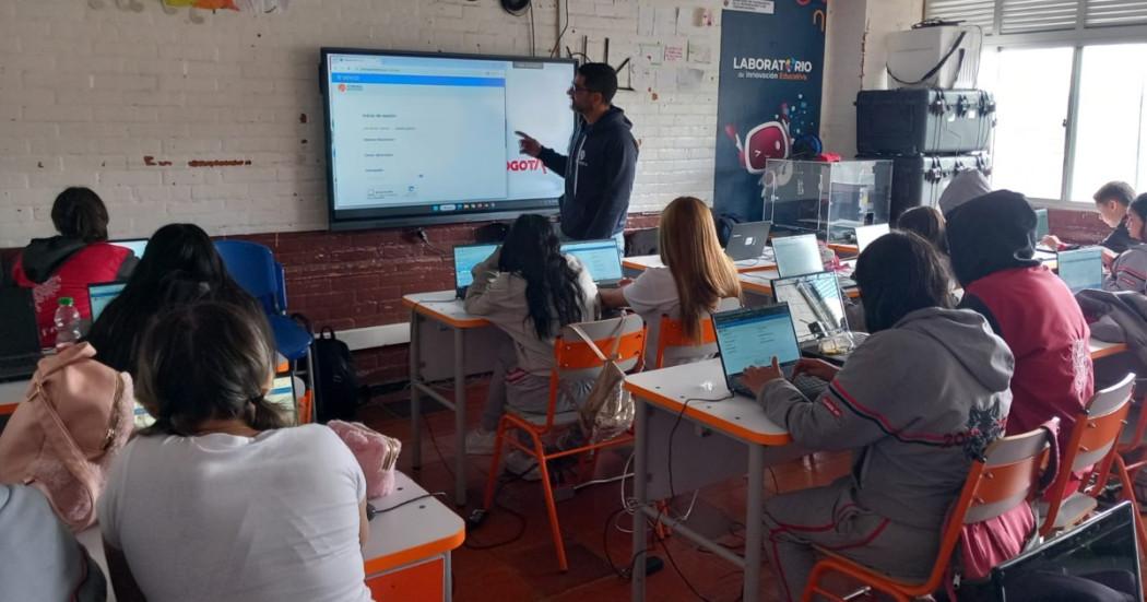 Foto que muestra estudiantes en un salon de clases