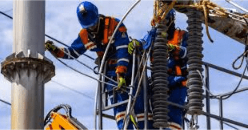 Imagen de un técnico de ENEL realizando mantenimiento en un poste de luz.