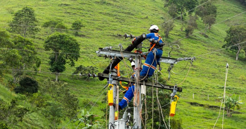 Foto que muestra trabajadores de Enel Colombia