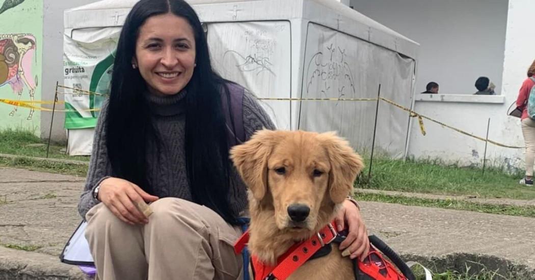 Foto de una mujer junto a su mascota
