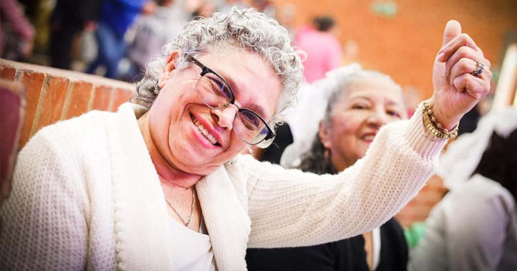 En la foto una señora sonriendo 