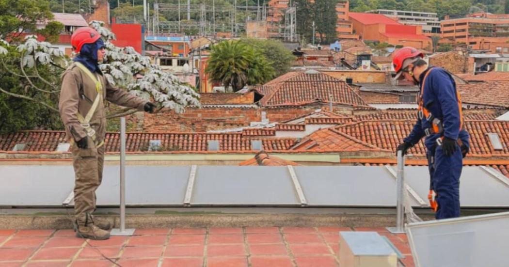 Imagen de personas colocando la Estación hidrometereológica 