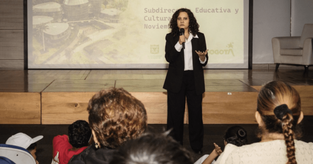 Imagen de funcionaria exponiendo en auditorio