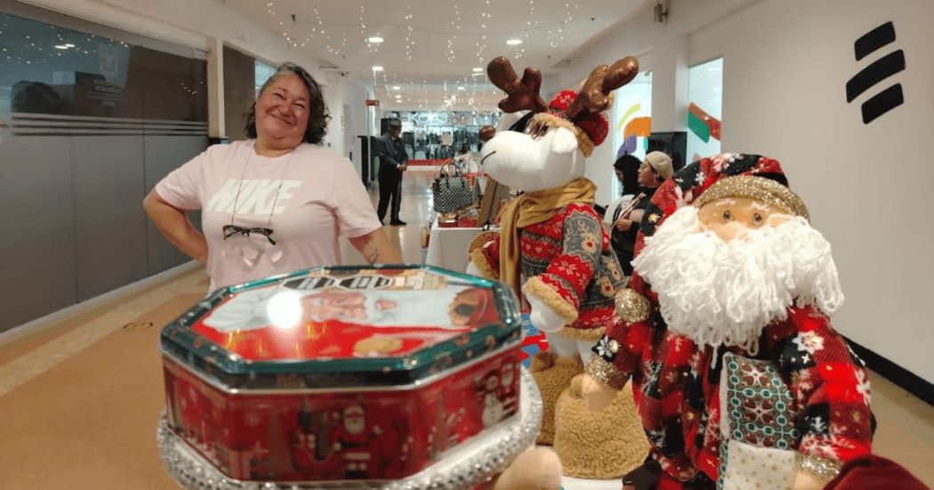 Imagen de una señora emprendedora exhibiendo sus productos