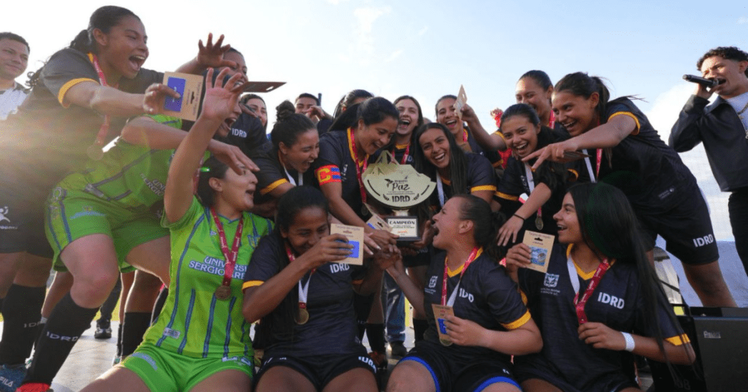 Imagen del equipo campeón con su trofeo.