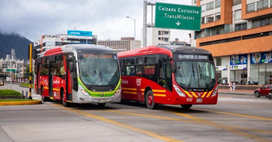 Foto de dos buses de TransMilenio en una vía de Bogotá