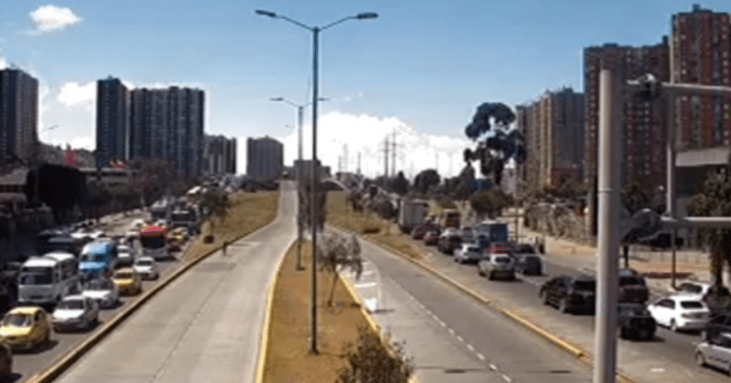 Imagen de una de las vías del sur de Bogotá con alto flujo vehicular