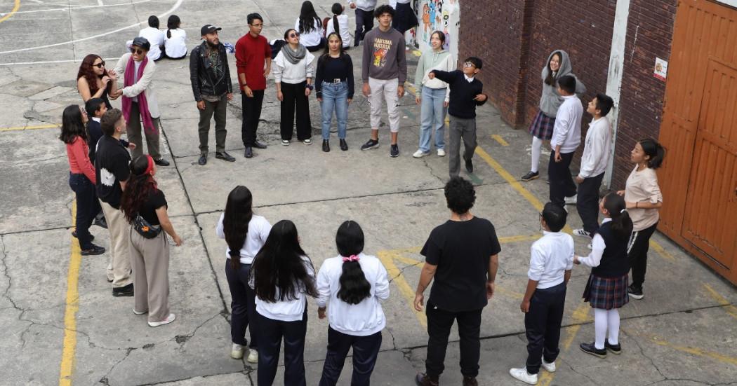 Foto que muestra un grupo de estudiantes reunidos